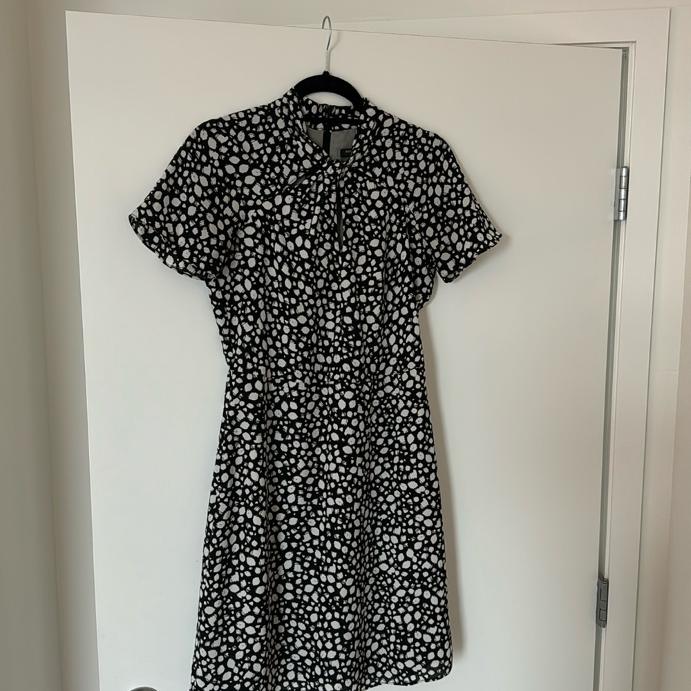 Size 4 banana republic black and white dotted dress with zipper back